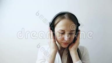 带着耳机听安静音乐的女人。
